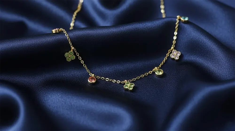 Amorino-Multicolor-Zircon-Four-Leaf-Clovers-Necklace-Gold-Tone-87g-satin Zircon Four Leaf Clovers Necklace multicolor Gold Satin Background