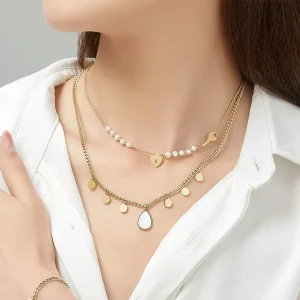 Woman Wearing Belle Miss URMILA necklace, gold stainless steel double chain with white pearls and iridescent mother-of-pearl plate. Jewelry gift Cyprus