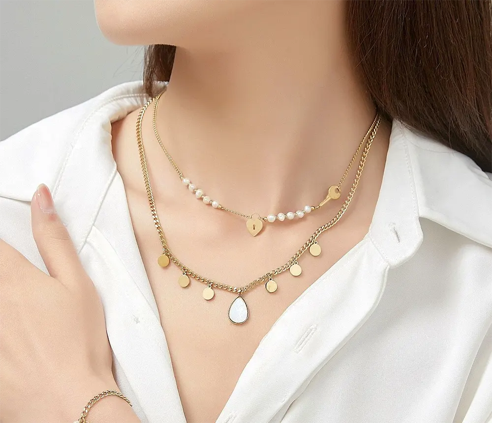 Woman Wearing Belle Miss URMILA necklace, gold stainless steel double chain with white pearls and iridescent mother-of-pearl plate. Jewelry gift Cyprus