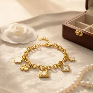 Women's bracelet, Chunky Chain, Mother of Pearl, Clovers Charms, 316L Stainless Steel. Ideal gift in Cyprus.