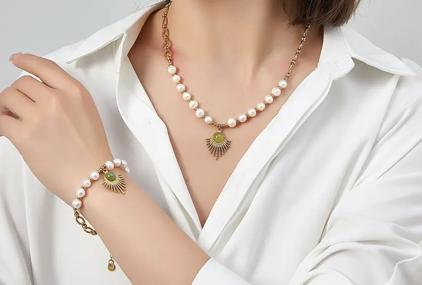 uboro-gold-plated-steel-bracelet-pearls-green-stone-1 Woman Wears Uboro Gold-plated Steel Bracelet with Natural Pearls, Sun Pattern & Green Stone – Enchanted Beauty